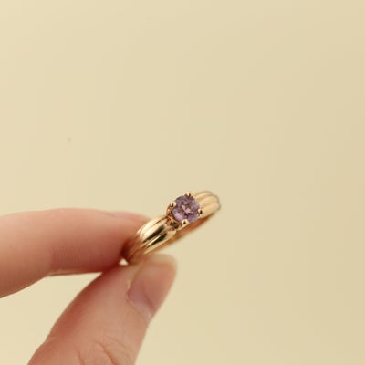 Ring i 8 karat med en lilla ametyst, str. 51