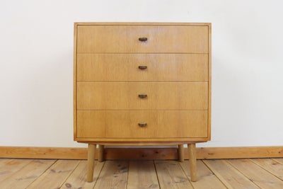 Mindre vintage kommode i fineret egetræ med skuffegreb i messing