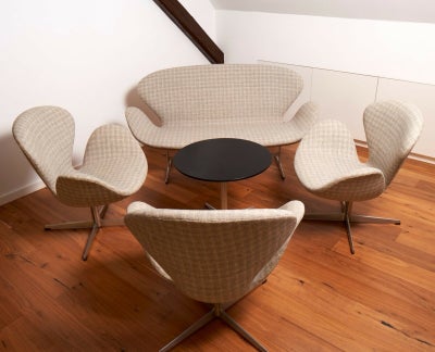 Arne Jacobsen, Gammel Arne Jacobsen Svane sæt med sofa og 3 stole samt lille bord.

Sættet er orig