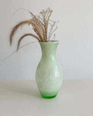 Grøn og hvid glasvase m blomsterdeko, NB