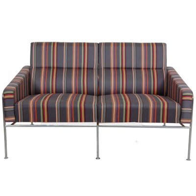 Arne Jacobsen 2.personers 3302 sofa i Paul Smith stof