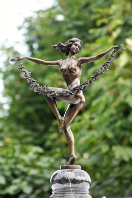Statue, woman with guirlande - 53 cm - bronze marmor