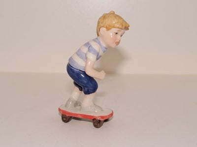 Royal Copenhagen mini figur

Dreng på skateboard