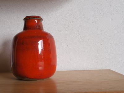 Kähler Vase i smuk dyb rød glans. God stand.