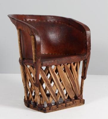 Sydamerikansk stol fra det 20. århundrede. Patineret læder samt træ