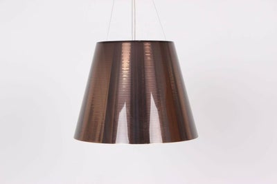Philippe Starck, Stribe, hængelampe, Skærmen er af et transparent polykarbonat-materiale og når lamp