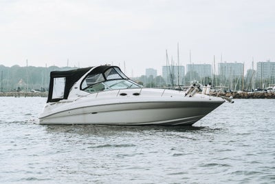 SeaRay Sundancer 355 – Luksus og komfort til søs!
Drømmer du om at sejle ud p...