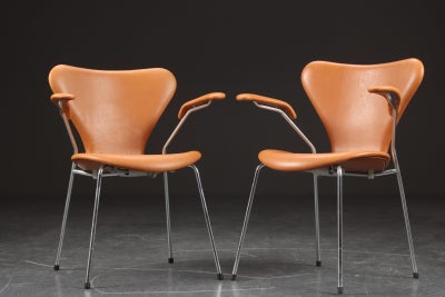 Arne Jacobsen. To armestole, 'Syveren', model 3207, cognacfarvet læder (2)