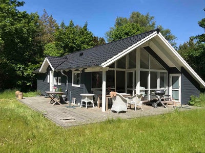 Nyere sommerhus i grønne omgivelser