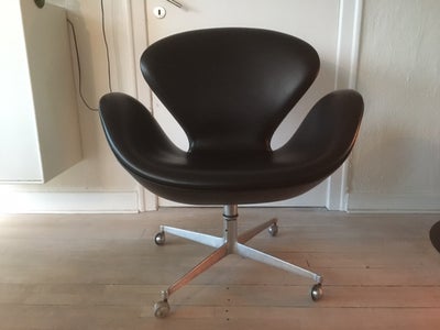 Arne Jacobsens svanestol på kontorhjul