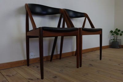 Par spisebordsstole designet af Kai Kristiansen i palisander