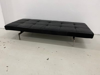 Poul Kjærholm PK-80 Daybed i sort anilin læde og med stel i Matforkromet stål.