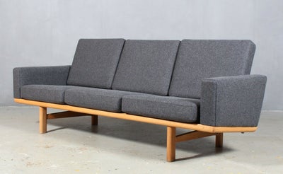 Hans J. Wegner. Trepers. sofa af eg,model GE-236/3