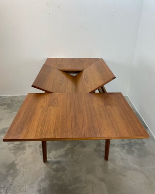 Anden arkitekt, bord, Dansk møbelarkitekt aflangt spisebord i fineret og massiv teak med butterfly p