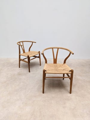 Hans J. Wegner, stol, Ch24, To stk y stole i egetræ ( model ch24 )
Produceret af Carl Hansen & søn. 