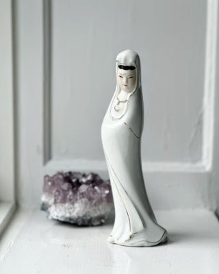 Hvidklædt kvinde, porcelænsfigur