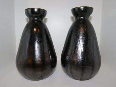 Kähler keramik

To vaser med mørk lustreglasur fra 1900-19