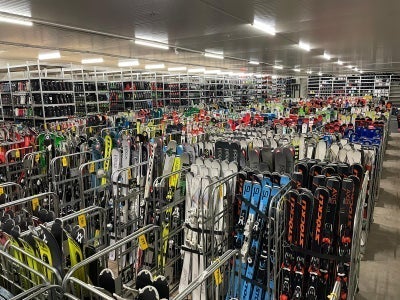Alpinski, skistøvler, snowboard, snowboardstøvler, hjelm, ski stænger