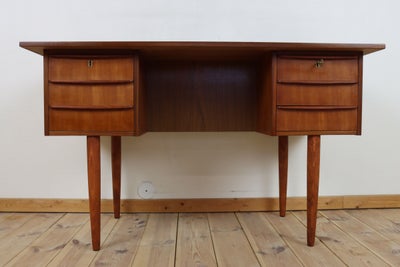 Mindre vintage skrivebord i teaktræ med 6 skuffer – god størrelse