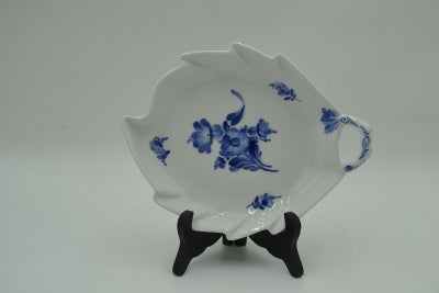 Royal Copenhagen porcelæn Blå Blomst Flettet Bladformet fad nr. 8002 