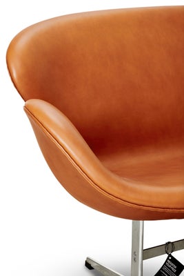 Arne Jacobsen Svanesofa, Original Walnut Elegance