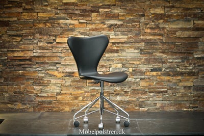 7er kontorstol, produceret af Fritz Hansen ombetrukket af Møbelpolstren.dk