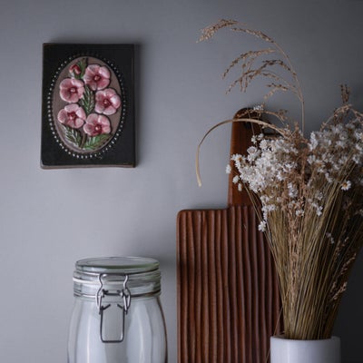 Grønt relief i keramik med lyserøde blomster, relieffer, keramikblomst