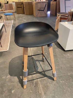HAY AAS32 Bar Chair Low SH: 65 cm - Soaped Oak Veneer / Black / Footrest Powder 