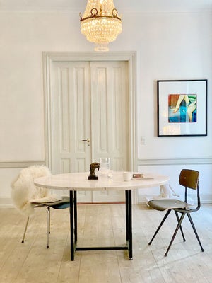 Stort rundt marmor spisebord i eksklusivt design med plads op til 8 personer.