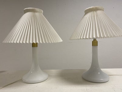 Holmegaard / Le Klint. Bordlampe af hvidt glas, model 363, stor model. 