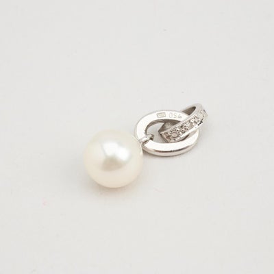 Vedhæng med diamant (0.01 ct) i 18 karat med en hvid perle, 2 cm