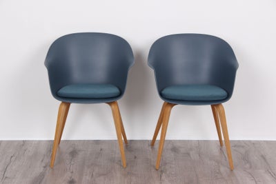 2 Gubi stole designet af Gam Fratesi med puder