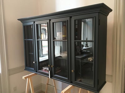 Eksklusivt 4-dørs fransk vægvitrine