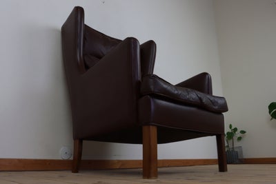 Høj vintage lænestol polstret i læder – i stil med Børge Mogensen