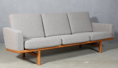 Hans J. Wegner. Tre-pers. sofa af eg, model GE-236/3