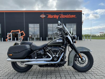 Harley-Davidson FLHCS Heritage Classic