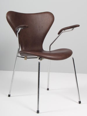 Arne Jacobsen. Armstole 'Syveren', model 3207