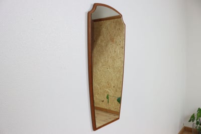 Vintage spejl i organisk form med ramme af teaktræ
