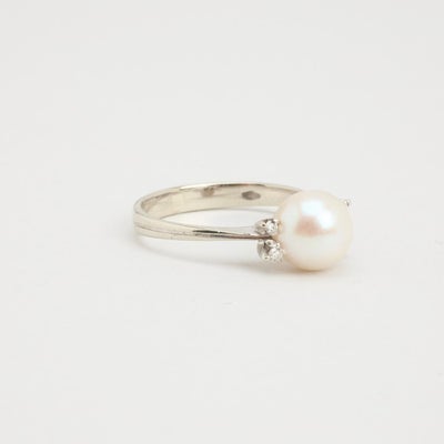 Statement ring med diamant (0.04 ct) i 18 karat med en hvid perle, str. 52